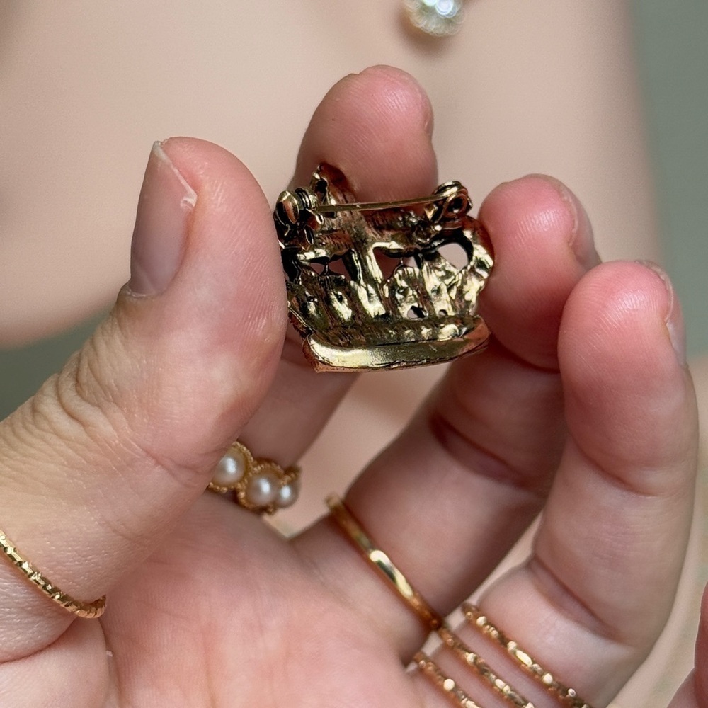 Minimalist Cute Gold Crown Brooch - Picture 6 of 8